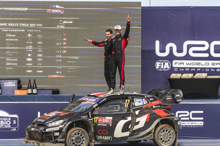 Sébastien Ogier em cima do carro Toyota - Foto: IMAGO