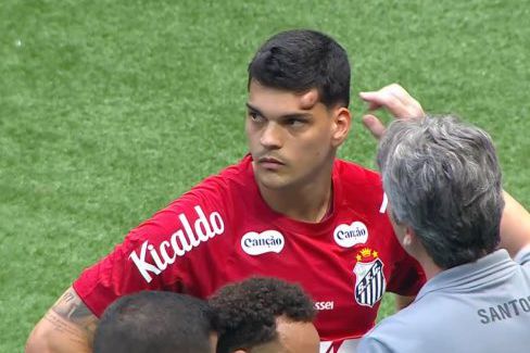 Ficou com galo após joelhada, deixaram-no jogar, mas acabou por desmaiar (vídeos)