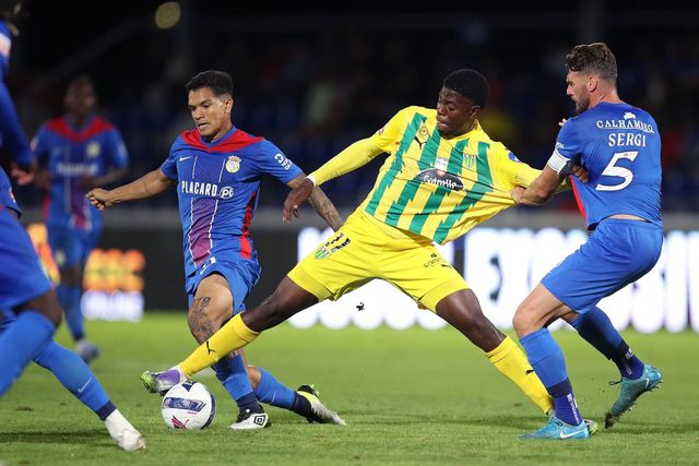 Jovem colombiano é um das opções ofensivas à disposição de Ivo Vieira (Foto: Tondela)