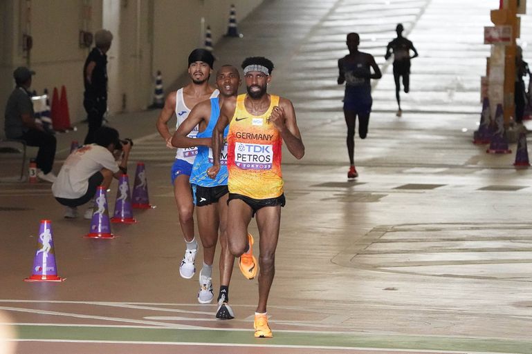 Alphonce Simbu e Amanal Petros entraram no Estádio Nacional de Tóquio com o italiano Iliass Aouani