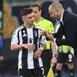 Igor Tudor, treinador da Juventus, a dar indicações a Francisco Conceição