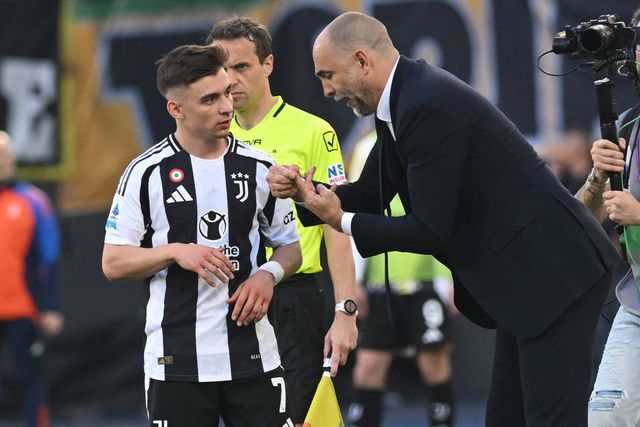 Igor Tudor, treinador da Juventus, a dar indicações a Francisco Conceição