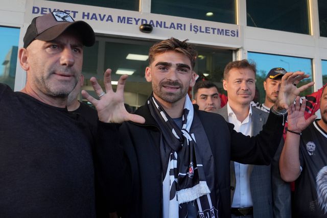 Jota Silva na chegada à Turquia para reforçar o Besiktas