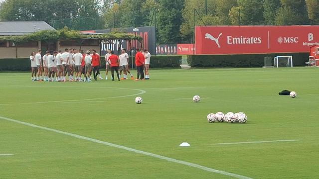 O último treino do Milan antes do duelo com o Benfica