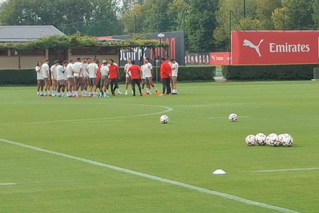 O último treino do Milan antes do duelo com o Benfica