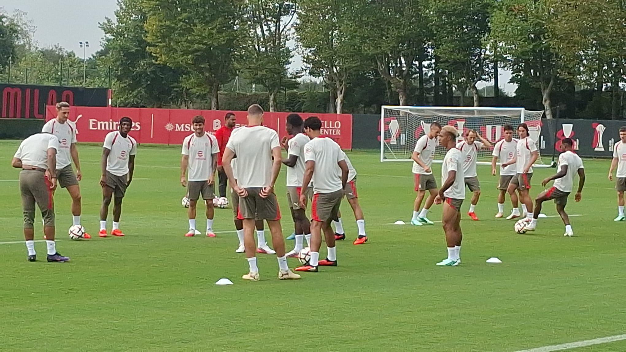 Treino do Milan antes do jogo com o Benfica