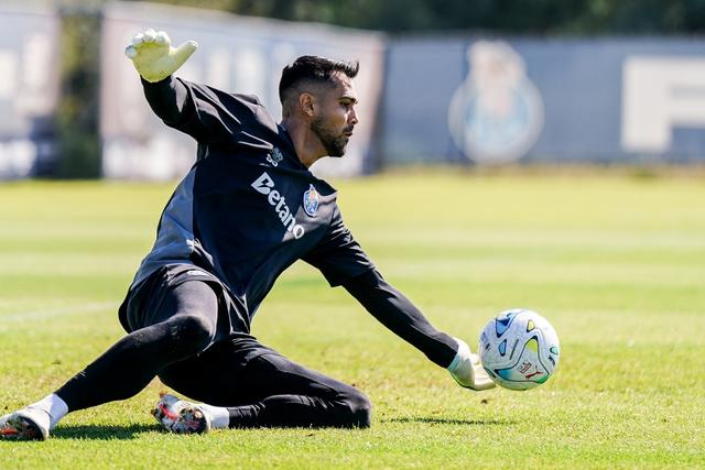 Diogo Costa em ação no treino de preparação para o clássico - Foto: FC Porto
