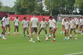 Boa disposição no treino do Milan, de preparação do jogo com o Benfica