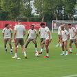 Boa disposição no treino do Milan, de preparação do jogo com o Benfica
