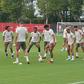 Boa disposição no treino do Milan, de preparação do jogo com o Benfica