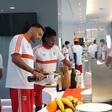 Os bastidores da viagem do Benfica para defrontar o Milan