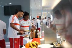Os bastidores da viagem do Benfica para defrontar o Milan