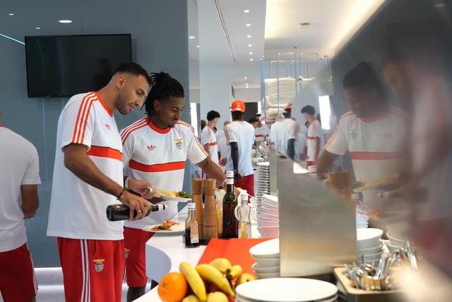 Os bastidores da viagem do Benfica para defrontar o Milan