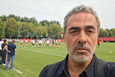 A BOLA no treino do Milan antes do Benfica