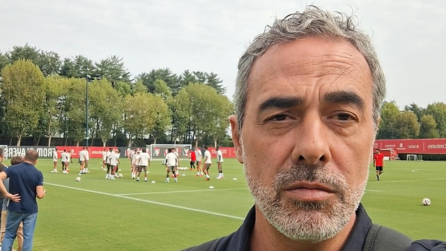 A BOLA no treino do Milan antes do Benfica