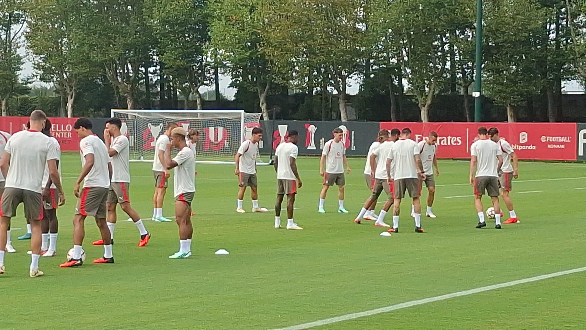 Treino do Milan antes do jogo com o Benfica