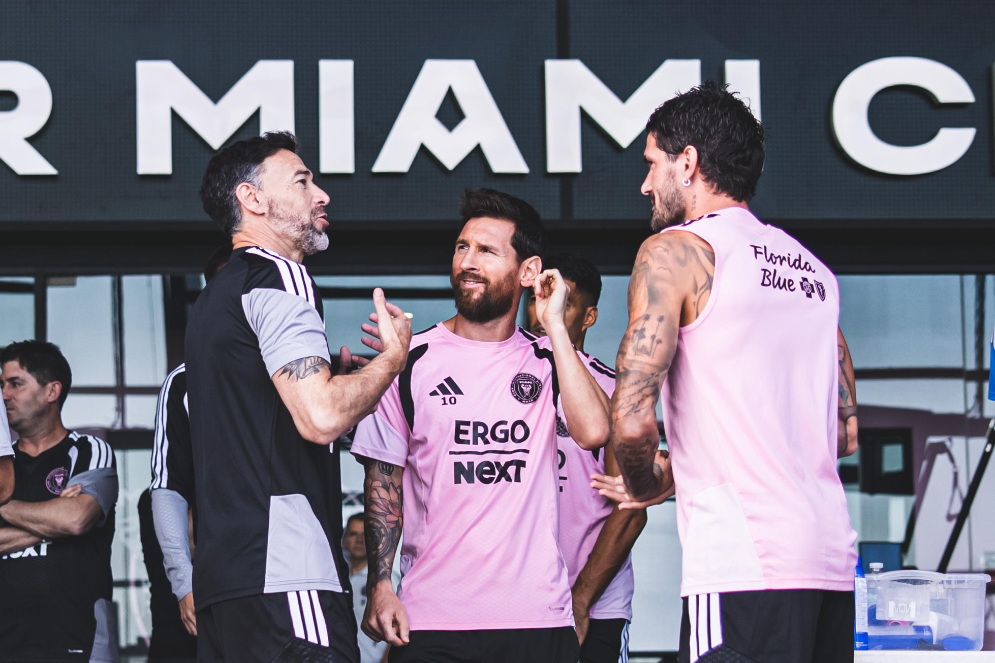 Kily González a falar com Messi e De Paul - Foto: Inter Miami
