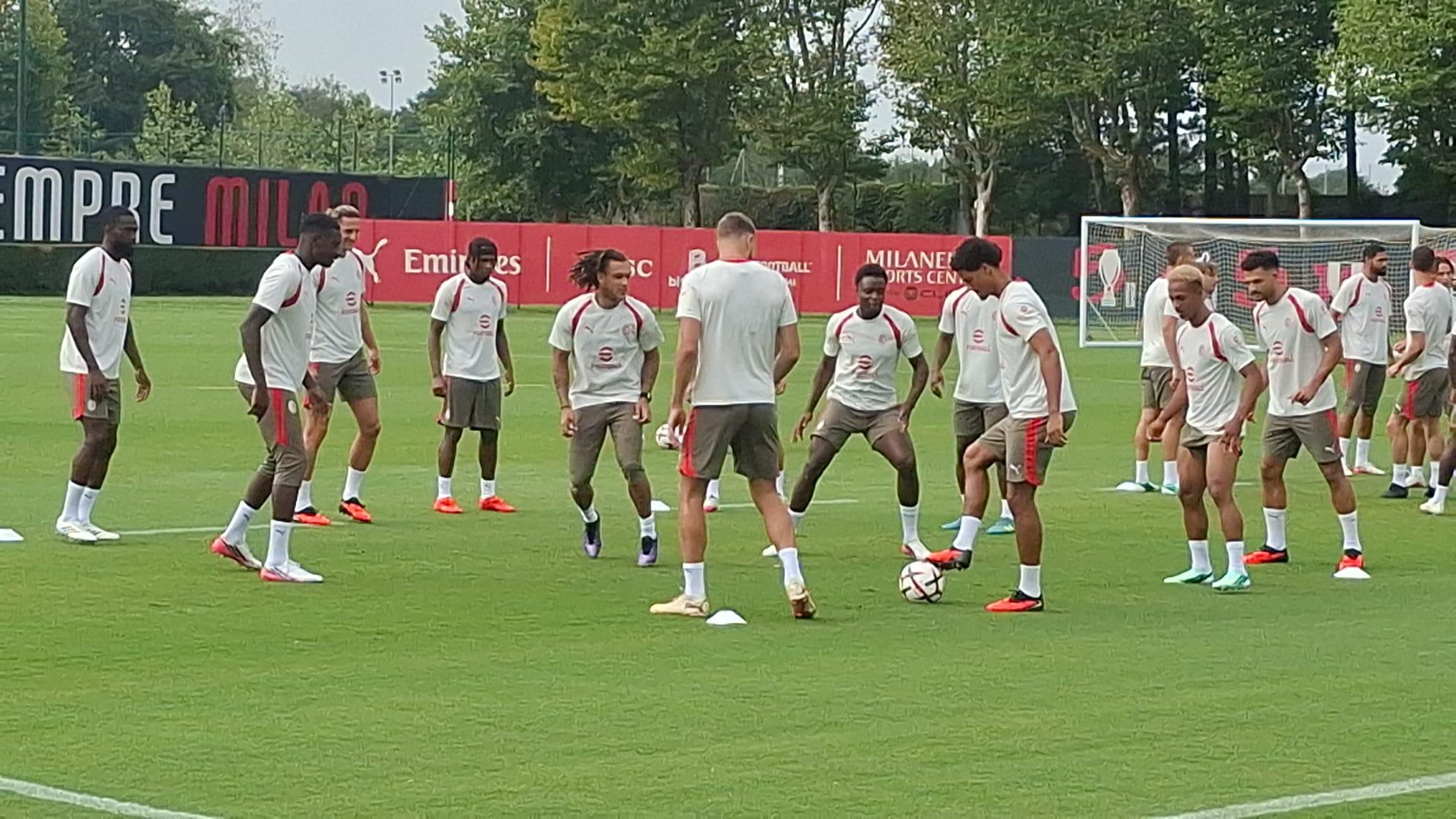 Treino do Milan antes do jogo com o Benfica