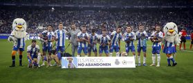 Vídeo: Jogadores do Espanhol entram no relvado com cães para condenar abandono