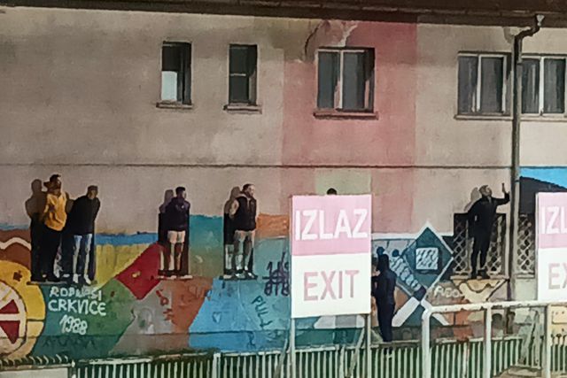 Vale tudo para ver o treino de Portugal na Bósnia