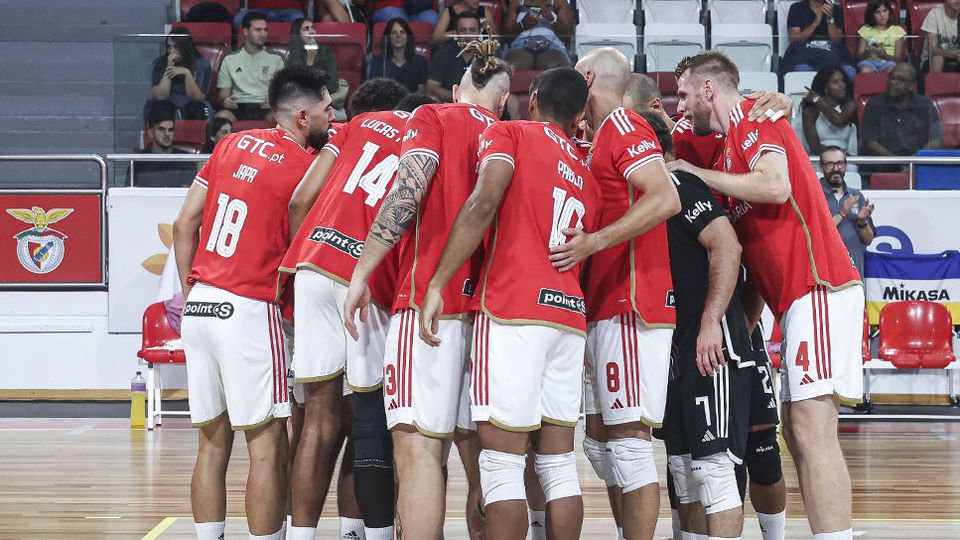 Voleibol: Benfica soma e segue