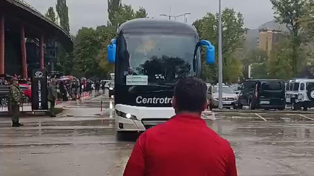 Seleção chega ao hotel na Bósnia com centenas à espera