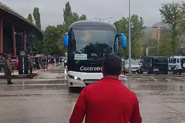 Seleção chega ao hotel na Bósnia com centenas à espera