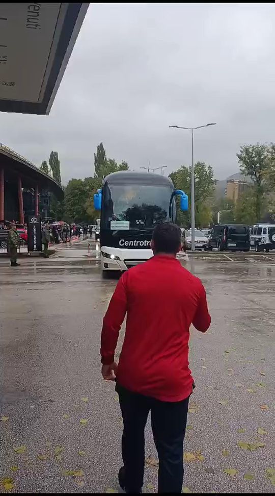 Seleção chega ao hotel na Bósnia com centenas à espera