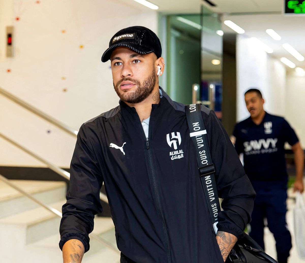 Neymar kommentiert einen Beitrag, in dem er behauptet, er habe Paris Saint-Germain wegen körperlicher Probleme verlassen