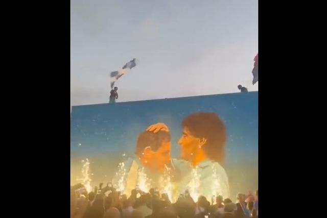 VÍDEO: O novo mural de Maradona em Nápoles