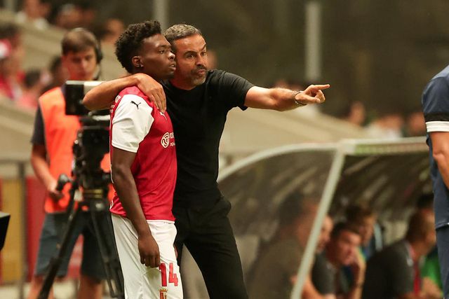 «Menino bonito do treinador? Quem não chora não mama»