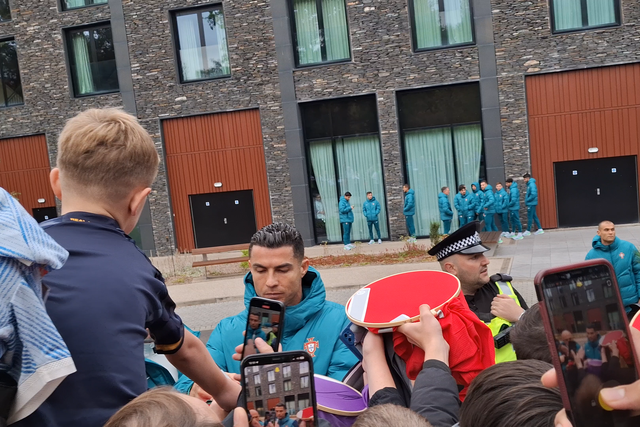 O momento pelo qual todos esperavam: Cristiano Ronaldo distribui autógrafos