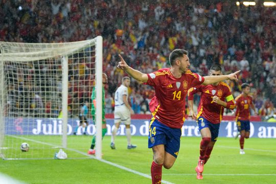 Grujic em campo na pesada derrota da Sérvia em Espanha