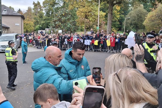 Fotos: Ronaldo parou para autógrafos e levou adeptos à loucura