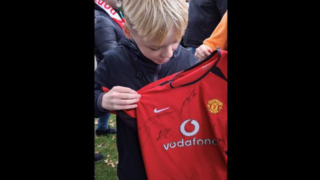 E esta? Ronaldo assina camisolas do Man. Utd (e Bernardo Silva também)