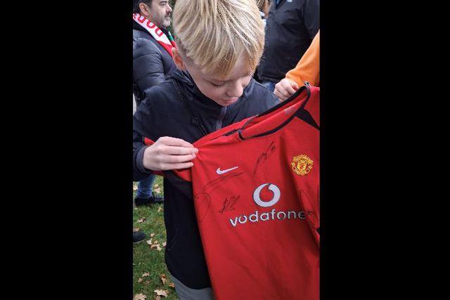 E esta? Ronaldo assina camisolas do Man. Utd (e Bernardo Silva também)