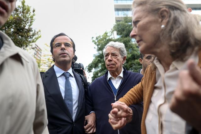 Ricardo Salgado confrontado por lesados do BES ao chegar ao tribunal