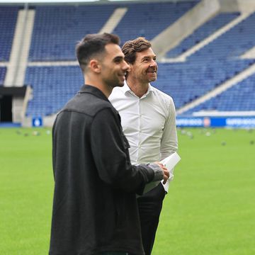 Miguel Oliveira esteve no Dragão com André Villas-Boas e recebeu camisola