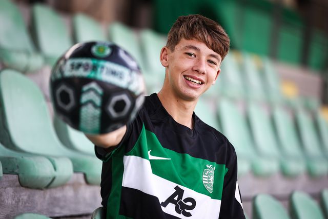 Sporting assina com avançado