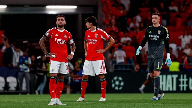 Nicolás Otamendi ao lado de António Silva na defesa do Benfica