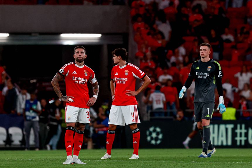 Nicolás Otamendi ao lado de António Silva na defesa do Benfica