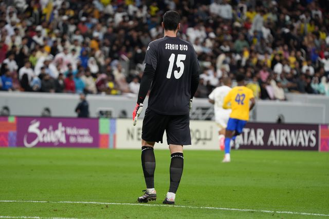 Sergio Rico não tem de usar qualquer tipo de proteção na cabeça, como Cech