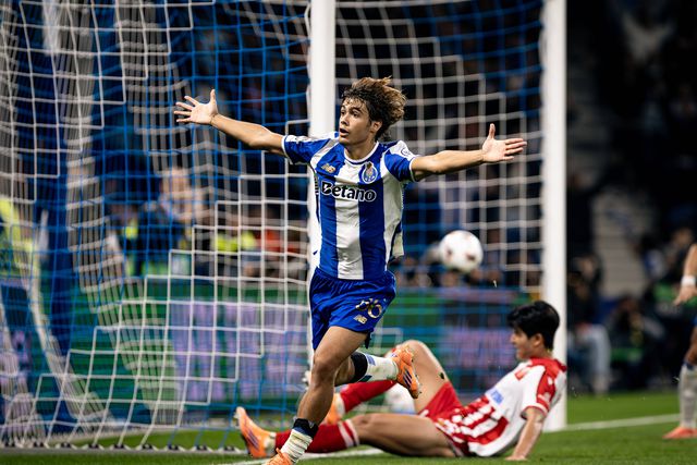 Rodrigo Mora festeja com a camisola do FC Porto