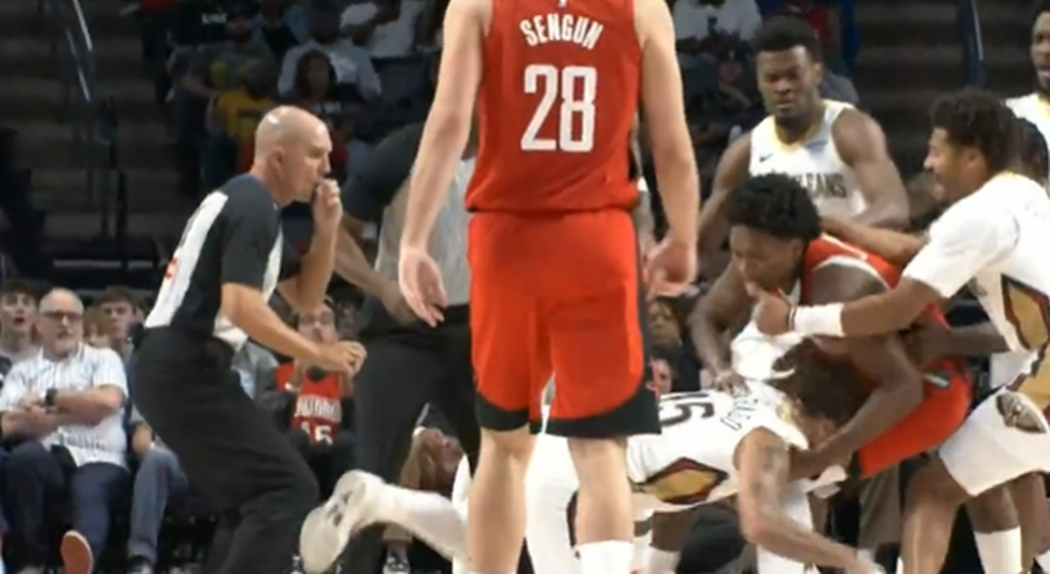 Jose Alvarado e Amen Thompson envolveram-se numa altercação no encontro entre os Pelicans e os Rockets