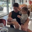 Benfica: Sudakov 'derretido' no reencontro com a mulher e as duas filhas