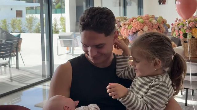 Benfica: Sudakov 'derretido' no reencontro com a mulher e as duas filhas