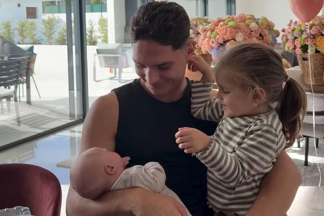 Benfica: Sudakov 'derretido' no reencontro com a mulher e as duas filhas