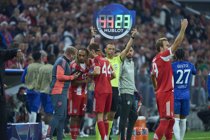 Boey rende Stanisic, lesionado, no Bayern (IMAGO)