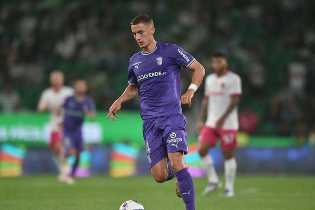 O internacional sueco Gustaf Lagerbielke tem sido um esteio na retaguarda - Foto: Miguel Nunes