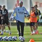 José Mourinho, treinador do Benfica, no relvado do Campus do Seixal - Foto Miguel Nunes
